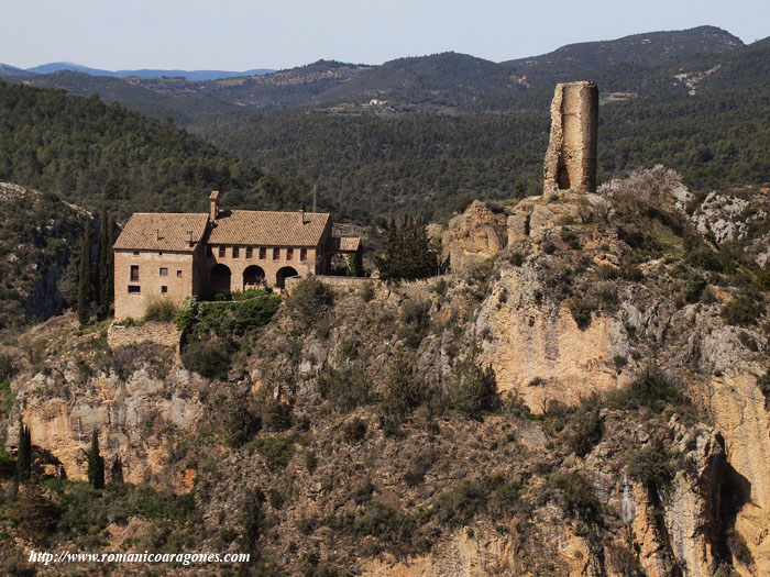 TORRE MEDIEVAL SOBRE EL ACANTILADO